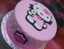 Hello-Kitty-themed-cake