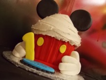 Mickey-Mouse-jumbo-cupcake
