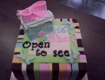 baby-shower-gender-cake