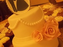 lace-pearls-wedding-cake
