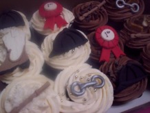 Equestrian-themed-cupcakes