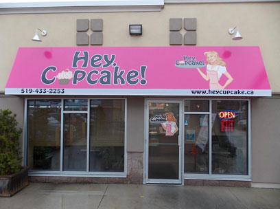 Front of bakery with Hey, Cupcake Sign
